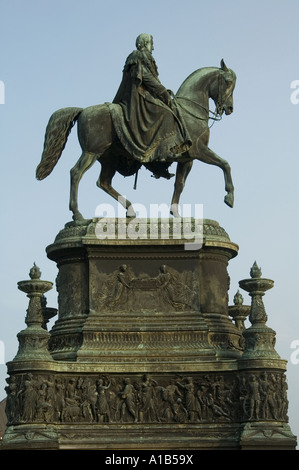 Eine Reiterstatue von König John vor Semper Opernhaus in der Stadt Dresden Hauptstadt der ostdeutscher Staat Sachsen in Deutschland Stockfoto