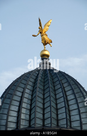 Statue der Göttin Nikein auf Akademie des Bildenden Akademie der Künste Kuppel in der Stadt von Dresden Sachsen Deutschland Stockfoto