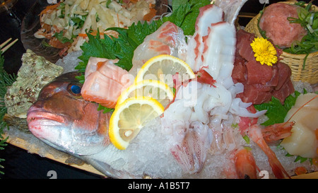 Platte mit frischen Meeresfrüchten Sashimi Tai King Prawn Lachs Toro Thunfisch Maguro Thunfisch Tintenfisch Tintenfisch und Lachs Roe Osaka Restaurant Japan Stockfoto