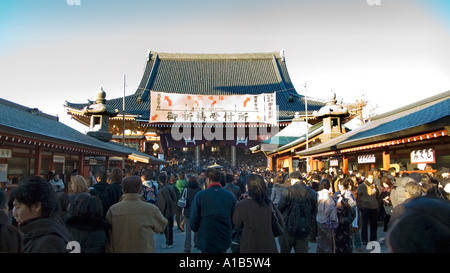 Bittsteller in Scharen zu den Sensoji Kannon Tempel für Silvester den ältesten und traditionsreichsten buddhistischen Tempel in Tokio Stockfoto