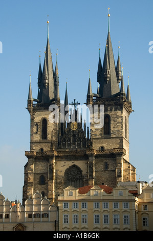 Die gotische Kirche unserer Lieben Frau aus dem 14. Jahrhundert vor Týn auf dem Altstädter Platz in Prag, Tschechien. Stockfoto