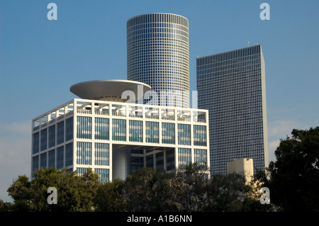 Blick auf die Wolkenkratzer von Azrieli Center über sourasky Medical Center gemeinhin als Ichilov Krankenhaus in Tel Aviv, Israel Stockfoto