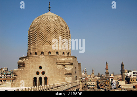 Skyline von hoch aufragenden Minaretten und bauchige Kuppeln wie gesehen von Sultan al-Mu'ayyad Moschee Alt-Kairo-Ägypten Stockfoto