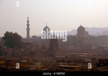 Skyline von hoch aufragenden Minaretten und bauchige Kuppeln der mittelalterlichen islamischen Kairo Ägypten Stockfoto