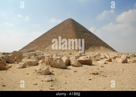 Der Roten Pyramide, genannt auch die nördlichen Pyramide, von alten Königreich Pharao Snofru gebaut an der königlichen Nekropole von Dahschur in der Nähe von Kairo, Ägypten Stockfoto