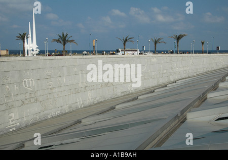 Blick auf die Promenade vom Glas-getäfelten Dach der neuen Bibliotheca Bibliothek und Meer Promenade in Alexandria Ägypten Stockfoto