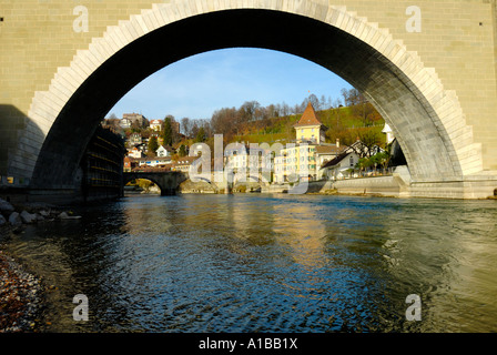 Das Untertor durch den Bogen der neueren Nydeggbrücke Brücke über die Aare in Bern gesehen. Stockfoto