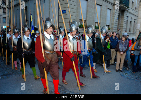 Pikeniere marschieren auf das jährliche Festival der Escalade in Genf, Schweiz. Stockfoto