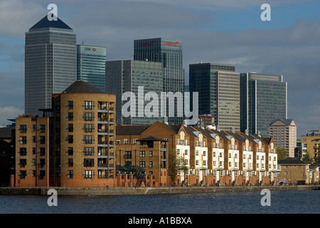 Blick über Greenland Dock in London Docklands im November 2005. Im Hintergrund sind die Türme von Canary Wharf auf der Isle of Dogs Stockfoto