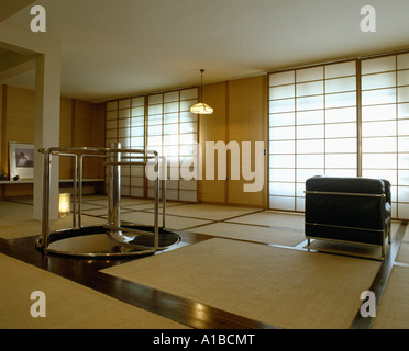 Zimmer im japanischen Stil modern Living, Matten Tatami am Boden. Jalousien gezogen Stockfoto