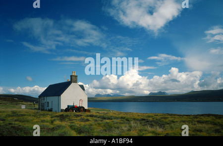 Ferienhaus auf der Insel von Tanera Mor, Summer Isles mit Fernblick über die Assynt und Coigach Hügel, Nord-West-Schottland, UK Stockfoto