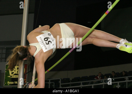 Weibliche Stabhochspringer löscht die Bar an der irischen Indoor Leichtathletik-Meisterschaft in der Odyssey Arena Belfast Nordirland Stockfoto