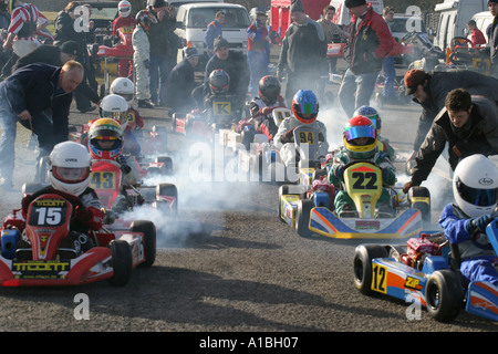 Kadett Klasse direct Drive Kart ab Raster Rauchen Motoren Nutts Ecke Motorsport Zentrum Grafschaft Antrim Nordirland Stockfoto