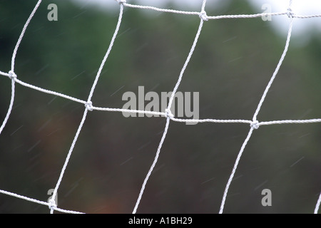 Fußball GAA Hurling gälische Fußballtor net im Regen im Park in Belfast, Northern Ireland Stockfoto