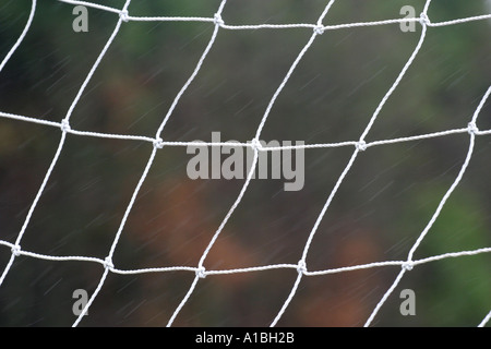 Fußball GAA Hurling gälische Fußballtor net im Regen im Park in Belfast, Northern Ireland Stockfoto