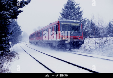 Die Deutsche Bahn Dienstleistung (Regional Bahn) aus Solingen, Wuppertal über Remscheid, Nordrhein-Westphaila, Deutschland. Stockfoto