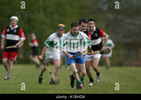 Aktion von St. Agnes V Strabane Division drei Clubsiegerschau Hurling GAA Woodlands Belfast Nordirland Stockfoto