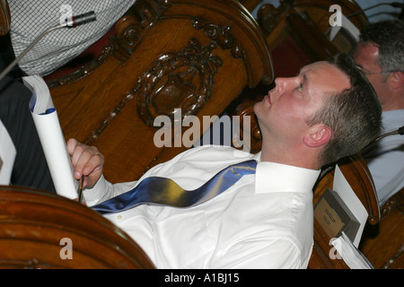 Ehemalige Belfast Lord Bürgermeister SDLP Stadtrat Martin Morgan sitzt in Belfast Council chambers Nordirland Belfast City Hall Stockfoto