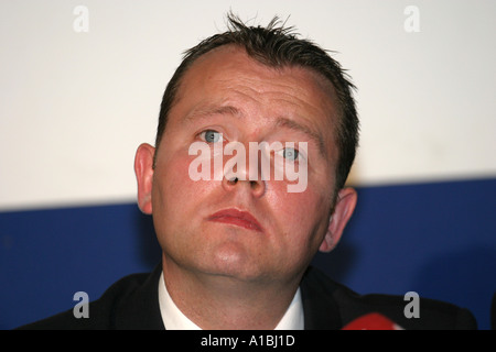 Ehemalige Belfast Lord Bürgermeister SDLP Stadtrat Martin Morgan hören auf einer Pressekonferenz Belfast Nordirland Stockfoto