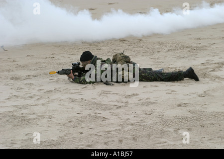 Royal Irish Regiment Soldaten nimmt Scharfschütze Position im Rauch während mock Strand Angriff Übung auf Portrush Strand West Strand Stockfoto