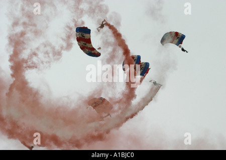 RAF Falken Fallschirm Display Team-Mitglieder im Display oben Portrush West Strand Portrush County Antrim Northern Ireland Stockfoto