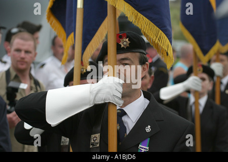 Royal British Legion Mitglied trägt Fahne Parade zum Gedenken an D Tag Portrush County Antrim Northern Ireland Stockfoto