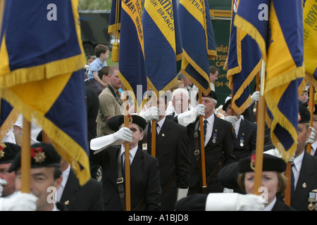 Royal British Legion Mitglieder tragen Fahnen Parade zum Gedenken an D Tag Portrush County Antrim Northern Ireland Stockfoto