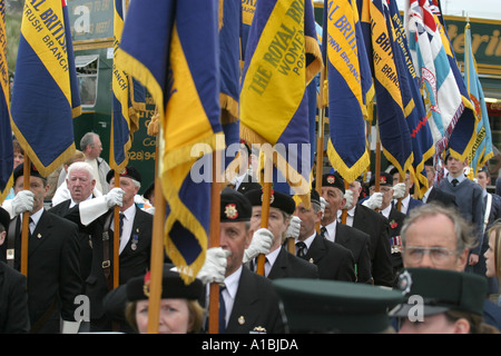 Royal British Legion Mitglieder tragen Fahnen Parade zum Gedenken an D Tag Portrush County Antrim Northern Ireland Stockfoto