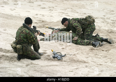 Royal Irish Regiment RIR Soldaten Suche eroberte feindliche Soldaten während mock Strand Angriff Ausbildung Portrush Stockfoto