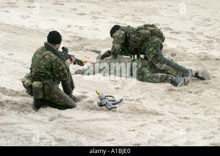 Royal Irish Regiment RIR Soldaten Suche eroberte feindliche Soldaten während mock Strand Angriff Ausbildung Portrush Stockfoto