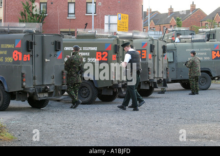 Linie von Land Rover Soldaten der britischen Armee und PSNI RUC Polizisten in Reserve in Millfield während strittige loyalist Stockfoto