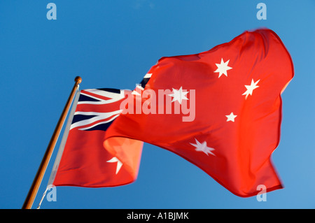 Australische Fähnchen im Wind vor blauem Himmel Stockfoto