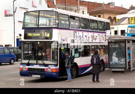 Bus-Abholer an Bushaltestelle im Stadtzentrum von Bristol England UK Stockfoto