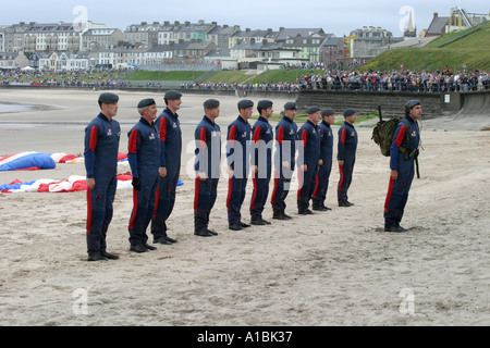 RAF Falken Fallschirm Display Team-Mitglieder nach der Landung auf dem West-Strang Nordirland Luft spektakuläre Parade aufgereiht Stockfoto