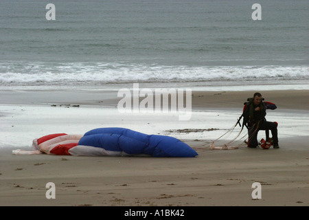 RAF Falken Fallschirm Display Teammitglied löst seinen Fallschirm nach der Landung auf dem West-Strang Nordirland portrush Stockfoto