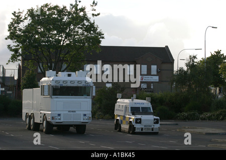 PSNI RUC Wasserwerfer und Landrover warten in Tescos Parkplatz für Loyalist Band Parade North Belfast Nordirland Stockfoto