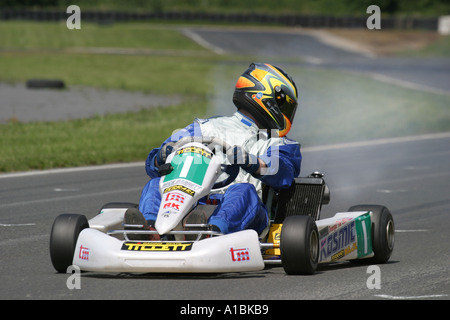 Rotax max Kart explodiert während des Rennens auf Nutts Ecke Motorsport Circuit County Antrim-Nordirland Stockfoto