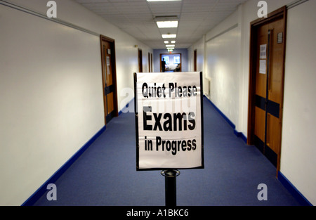 Generische Bild von Schule oder Universität Korridor mit Schild mit der Aufschrift ruhig bitte Prüfungen IN PROGRESS Stockfoto