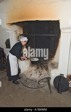 Nordirland Ulster County Tyrone Ulster American Folk Park Mellon Homestead Camp Hill Cottage reenactor Stockfoto
