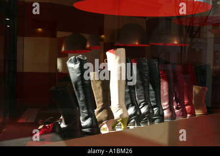 Stiefel auf dem Display im Schaufenster aufgereiht Stockfoto