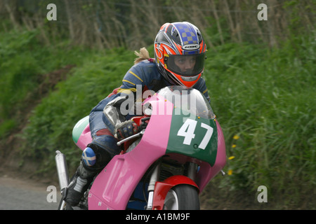 Weibliche Rennradfahrer Eleanor Forrest aus Glasgow in Cookstown 100 Road Races County Tyrone Nordirland Stockfoto