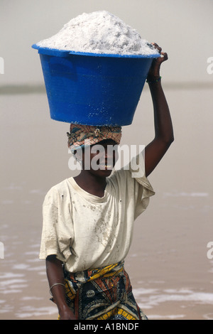 Dame mit Eimer mit Salz aus dem Pink Lake Dakar-Senegal Stockfoto