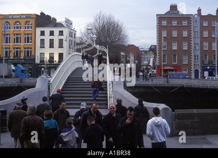 Die Halfpenny Bridge in Dublin s Fluss Liffey Stockfoto