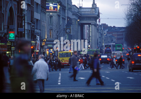 Ein Zoom-Bild von O Connell Street in Dublin während der Hauptverkehrszeit am frühen Abend Stockfoto