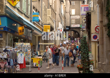 Überfüllte Shopping Street Scene, Villefranche de Rouergue, 12, Aveyron, Massif Central, Quercy, Frankreich, Europa Stockfoto