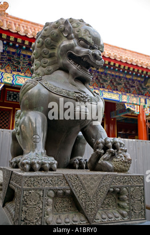 CHINA Peking einer eines Paares von Bronze-Löwen bewachen den Eingang zum Sommerpalast Stockfoto