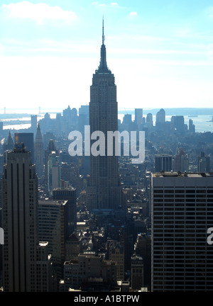 Empire State Building mit Manhatten Island im Hintergrund Stockfoto