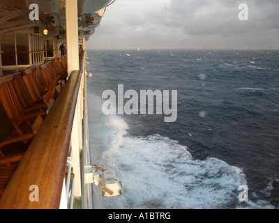 Wir freuen uns in Spray aus eine schwere See an Bord der Queen Mary 2 Stockfoto