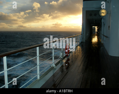Wir freuen uns von mittschiffs in der Abenddämmerung auf der Queen Mary 2 Stockfoto