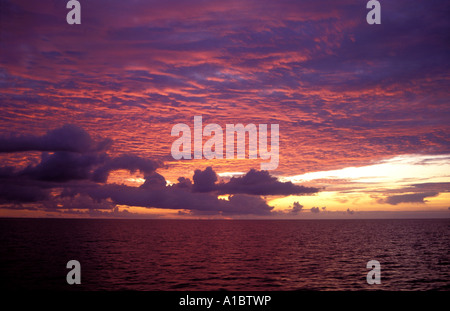 Himmel und dramatischen Farben der Wolken über Bandasee Sulawesi Indonesien Stockfoto